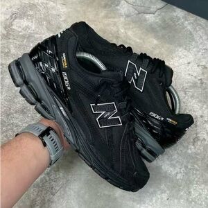 New Balance Men's Black and Gray Sneakers